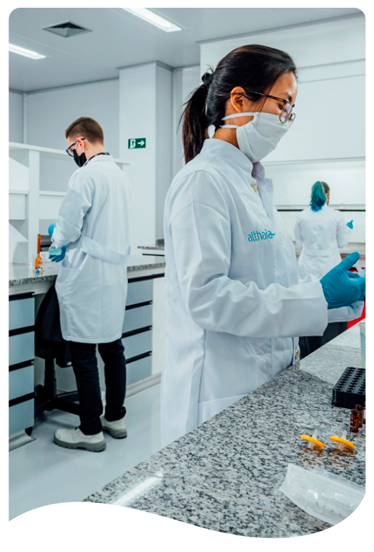 Profissionais trabalhando em um laboratório de controle de qualidade